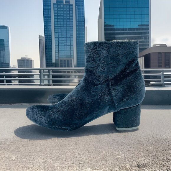 Unisa Shoes Womens Size 8 M Black Embossed Heels Ankle Booties Zip Velvet - Picture 2 of 12